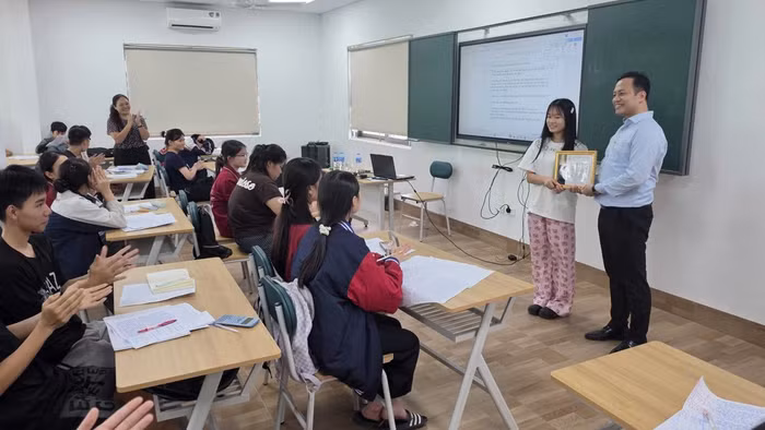 ThS Lê Trung Kiên và học trò Trường Phổ thông Phùng Hưng, Sóc Sơn, Hà Nội. Ảnh: NVCC