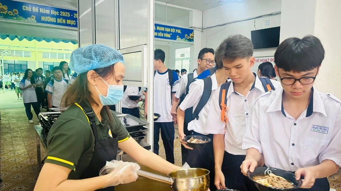 Học sinh Trường THPT Nguyễn Thị Diệu hào hứng với bữa ăn bán trú. Ảnh: NTCC