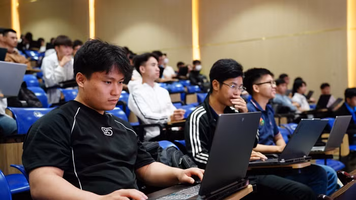 Trường Đại học Bách khoa (Đại học Đà Nẵng) tập huấn sử dụng AI trong học tập và nghiên cứu khoa học cho sinh viên. Ảnh: NTCC