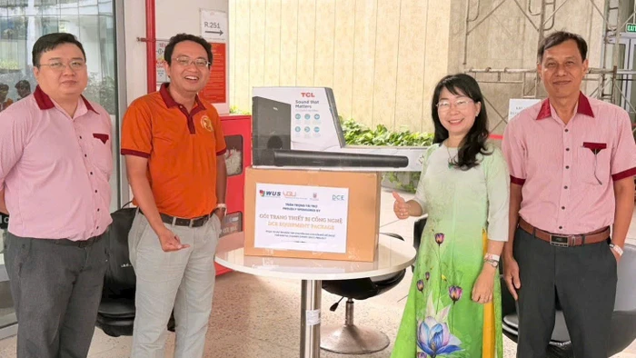 Trường Cao đẳng Viễn Đông tiếp nhận bộ thiết bị kỹ thuật số từ dự án. Ảnh: NTCC