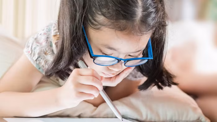 Từ việc học online, tra cứu tài liệu, đến luyện đề và tham gia các nhóm học tập, công nghệ mang lại rất nhiều tiện ích cho trẻ. Ảnh: Reviewofmm.