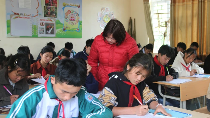 Cô và trò Trường Phổ thông dân tộc bán trú Tiểu học và THCS Nùng Nàng.