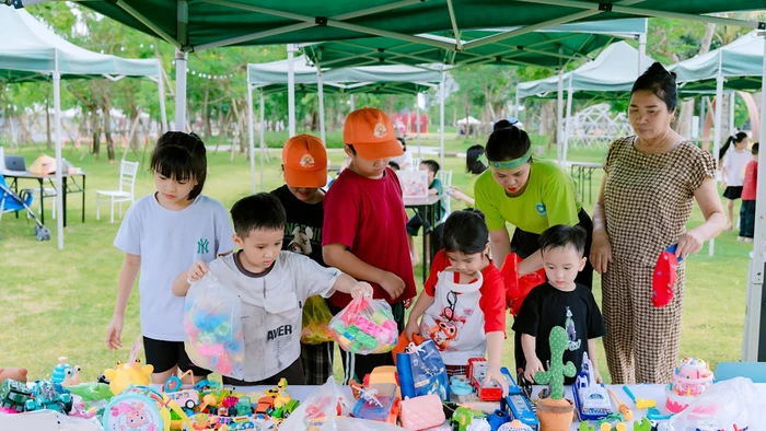 Các em nhỏ hào hứng lựa chọn đồ chơi tại gian hàng đổi đồ cũ.