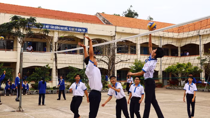 Học sinh Trường THPT Võ Văn Kiệt (Cà Mau) tham gia hoạt động thể dục thể thao giờ giải lao. Ảnh: QM