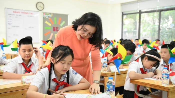 Cô trò Trường THCS Khương Đình, Hà Nội. Ảnh minh họa: INT