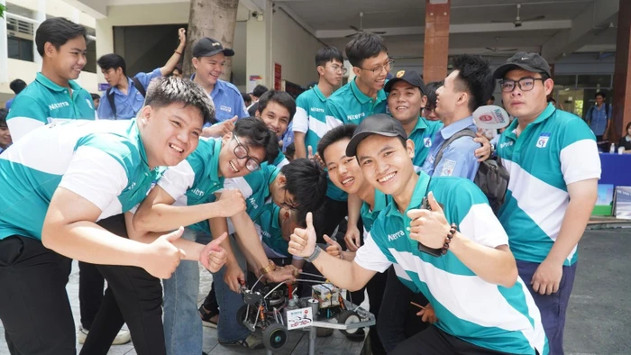 Sinh viên Trường Cao đẳng Kỹ thuật Cao Thắng tham gia cuộc thi “Mini Car Racing 2025”. Ảnh:NT