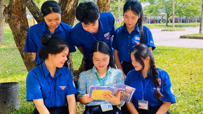 Cô trò Trường THPT Hương Vinh (TP Huế). Ảnh: NTCC