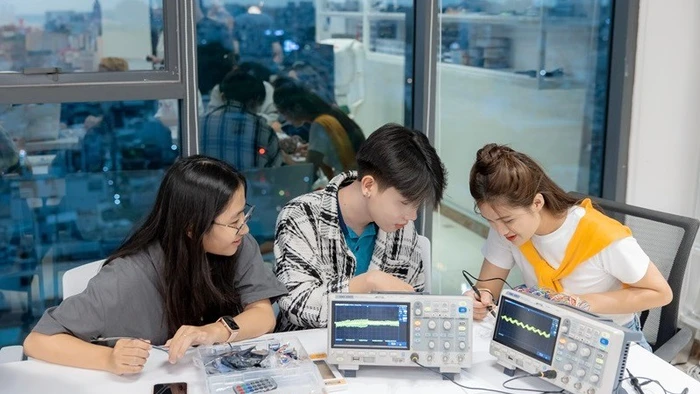 Hệ thống Chatbot AI của Đại học Kinh tế TPHCM giúp học sinh và phụ huynh hiểu rõ về mọi thông tin tuyển sinh. Ảnh: UEH