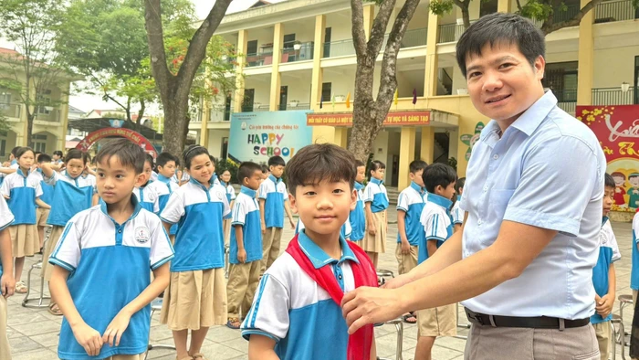 Thầy trò Trường Tiểu học Hội Hợp B (TP Vĩnh Yên, Vĩnh Phúc) trong Lễ kết nạp Đội viên năm học 2024 - 2025. Ảnh: Đình Tuệ