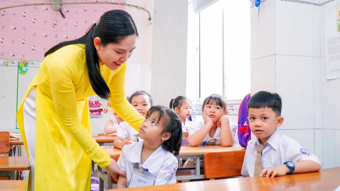 Giáo viên Trường Tiểu học Ngô Quyền (TP Cần Thơ) chào đón học sinh lớp 1. Ảnh: Thành Thật