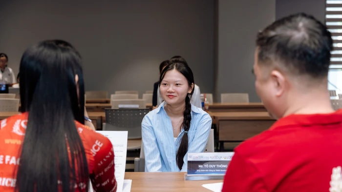 Sinh viên Đại học Kinh tế TPHCM được doanh nghiệp phỏng vấn tuyển dụng tại trường. Ảnh: Lê Nam