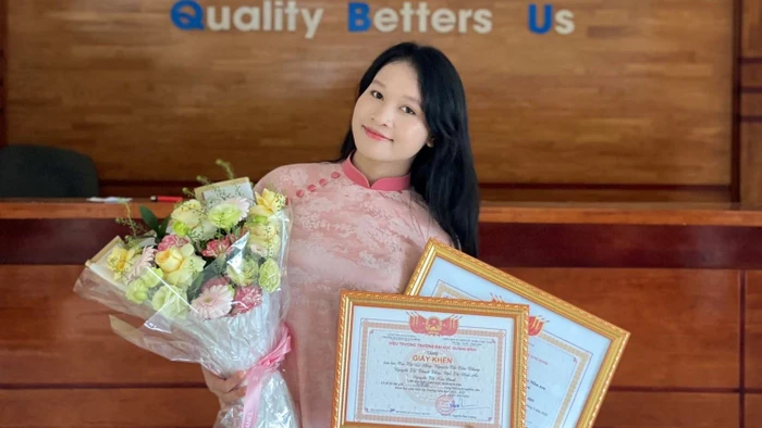 Ba năm liền, Hằng đều đạt danh hiệu sinh viên giỏi.