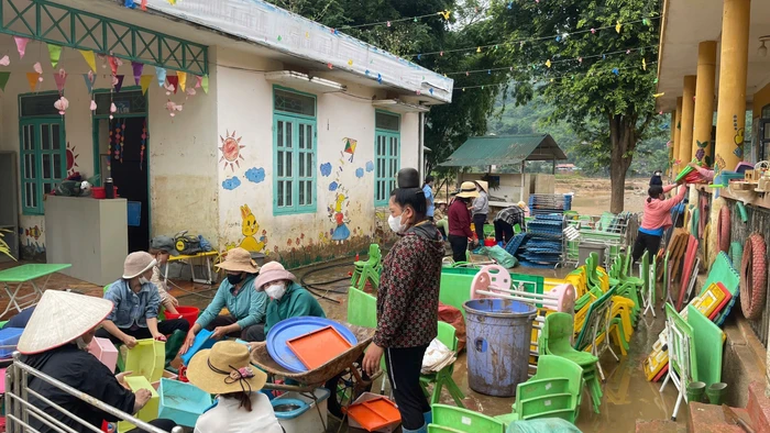 Giáo viên Trường Mầm non Pá Vạt lau dọn đồ dùng học tập, đồ chơi.