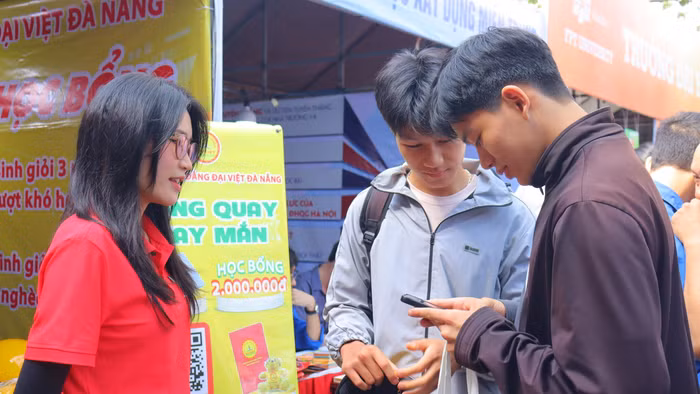 Học sinh tìm hiểu các ngành nghề học tại Trường Cao đẳng Đại Việt Đà Nẵng. 