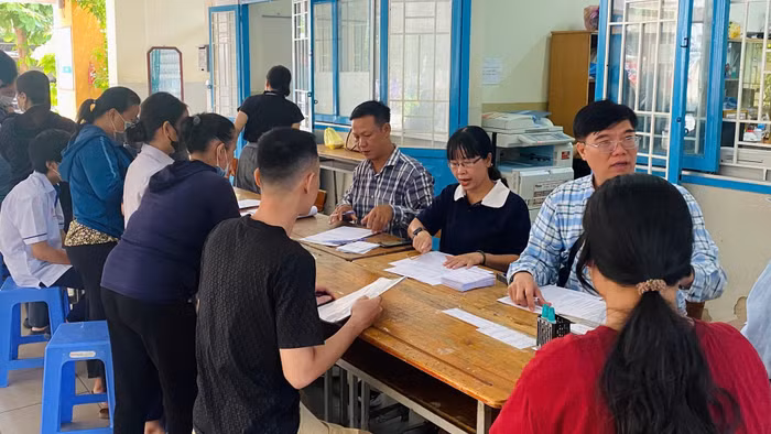 Học sinh, phụ huynh nộp hồ sơ vào lớp 10 tại một trung tâm giáo dục nghề nghiệp - giáo dục thường xuyên. Ảnh: MA