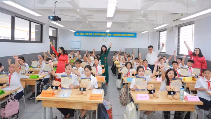 Thầy trò Trường THCS Trần Duy Hưng (Hà Nội). Ảnh: NTCC