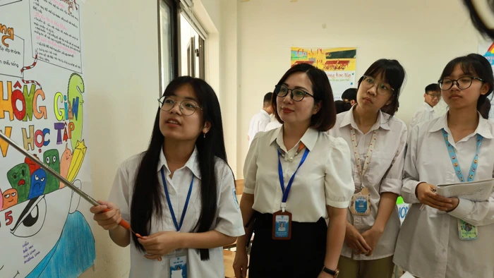 Cô, trò Trường THPT Yên Lãng (Hà Nội).