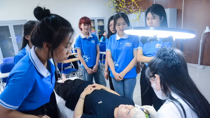 Sinh viên Trường Cao đẳng Thương mại thực hành chăm sóc da. Ảnh: NTCC