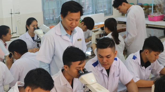 Sinh viên Trường Đại học Cửu Long thực hành trong phòng thí nghiệm. Ảnh: Q. Ngữ