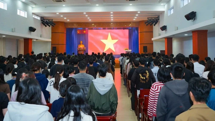 Sinh viên Trường Đại học Mở Đại học Mở TP HCM trong lễ chào cờ. Ảnh: HCMCOU