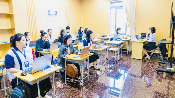 Cô Lê Thị Thanh Huyền chia sẻ về ứng dụng công nghệ thông tin và AI trong giảng dạy. Ảnh: NVCC