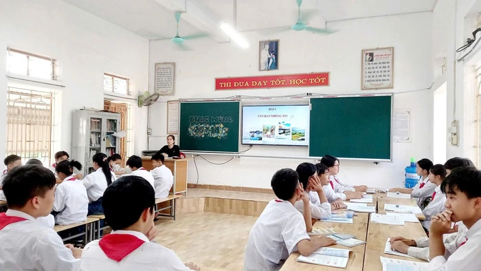 Cô trò Trường THCS Thụy Liên (Thái Thụy, Hưng Yên).