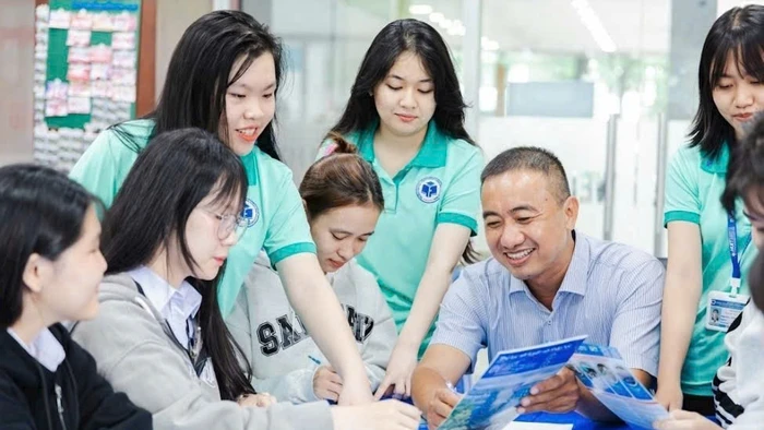 ThS Phạm Thái Sơn - Giám đốc Trung tâm Tuyển sinh và Truyền thông, Trường Đại học Công Thương TPHCM trao đổi cùng sinh viên. Ảnh: NVCC