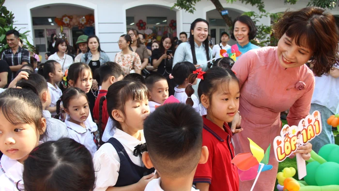 Cô, trò Trường Tiểu học Vĩnh Tuy (Vĩnh Hưng, Hà Nội). Ảnh: TG