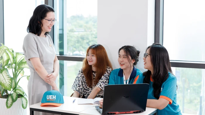 Giảng viên và sinh viên Đại học Kinh tế TPHCM trong giờ học. Ảnh: Thanh Kiều