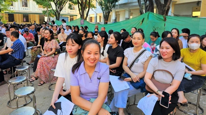 Phụ huynh và học sinh Trường THPT Hà Huy Tập (TP Vinh, Nghệ An) tham gia đăng ký tổ hợp lớp sau khi nhập học. Ảnh: NTCC