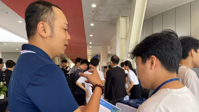 Đại diện doanh nghiệp trao đổi cơ hội thực tập, làm việc trong ngành vi mạch tại một chương trình hướng nghiệp tổ chức tại Trường Đại học Việt Đức. Ảnh: Hà An