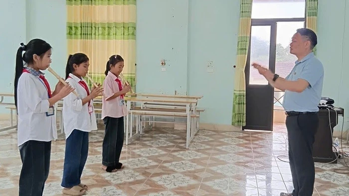 Câu lạc bộ Âm nhạc do thầy Hải chỉ đạo phấn đấu 100% học sinh ở trường đều biết thổi sáo.