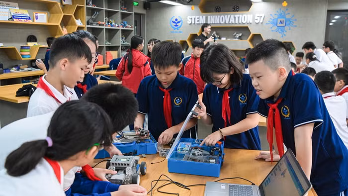 Học sinh Trường THCS Cầu Giấy (Hà Nội) thực hành trong phòng học STEM của nhà trường. Ảnh: NTCC