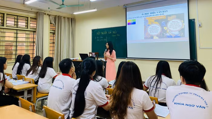 Sinh viên Trường Đại học Sư phạm Hà Nội 2 ứng dụng công nghệ thông tin trong thực hành giảng dạy. Ảnh: NTCC