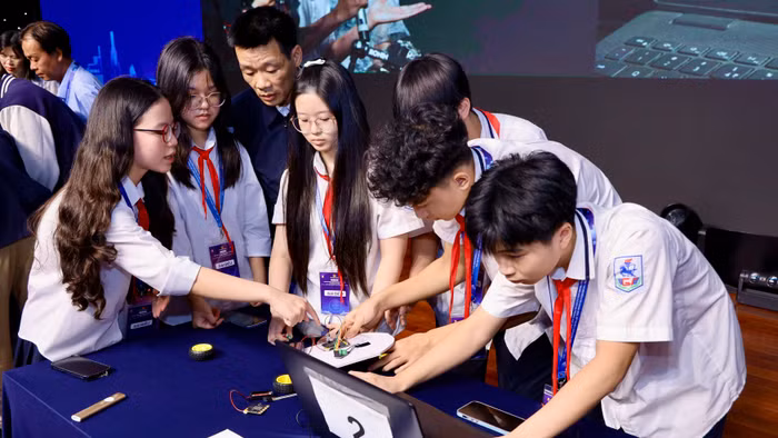 Học sinh tham gia workshop “Chạm vào công nghệ” tại hội thảo “Giáo dục STEM - Định hướng đào tạo nhân lực từ trường phổ thông”. Ảnh: Nguyễn Mạnh