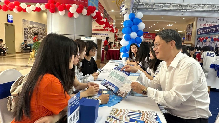 TS Vũ Văn Ngọc (bên phải) – Viện trưởng Viện Đào tạo Tiên tiến, Chất lượng cao và POHE, Đại học Kinh tế Quốc dân trong buổi tư vấn tuyển sinh 2025. Ảnh Ngô Chuyên