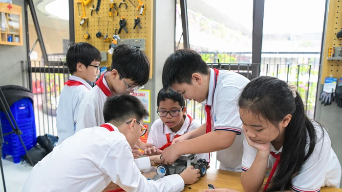 Học sinh Hà Nội thực hành tại phòng STEM.