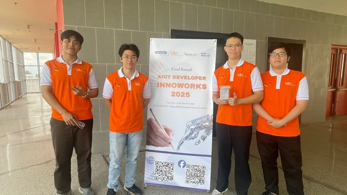 Nhóm sinh viên Trường Đại học Việt Đức, tác giả công trình nghiên cứu. Ảnh: Hà An