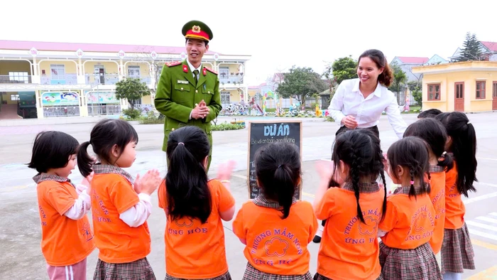 Phối hợp với Công an xã giáo dục an toàn giao thông cho trẻ tại Trường Mầm non Ứng Hòe (xã Vĩnh Lại, Hải Phòng).