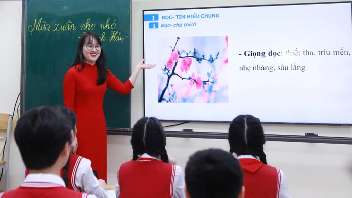 Cô, trò Trường THCS Chương Dương (Hồng Hà, Hà Nội) trong giờ học Ngữ văn. Ảnh: Đình Tuệ