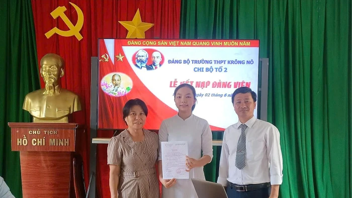 Trường THPT Krông Nô (Lâm Đồng) tổ chức lễ kết nạp Đảng cho học sinh. Ảnh: TL