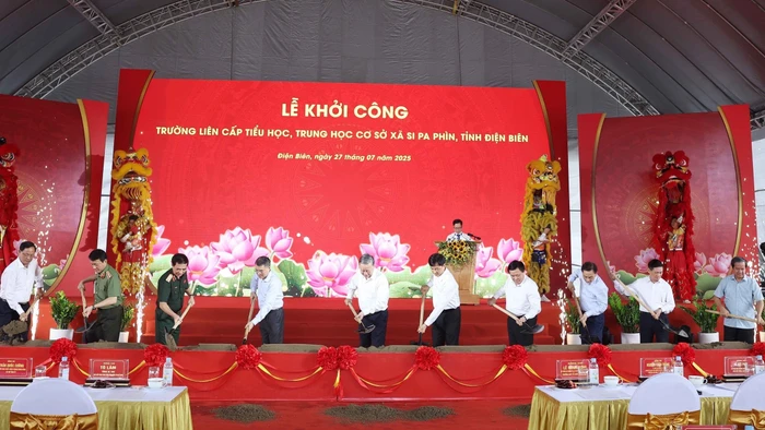 Tổng Bí thư Tô Lâm cùng các đại biểu thực hiện nghi thức khởi công Trường Liên cấp Tiểu học - THCS xã Si Pa Phìn.