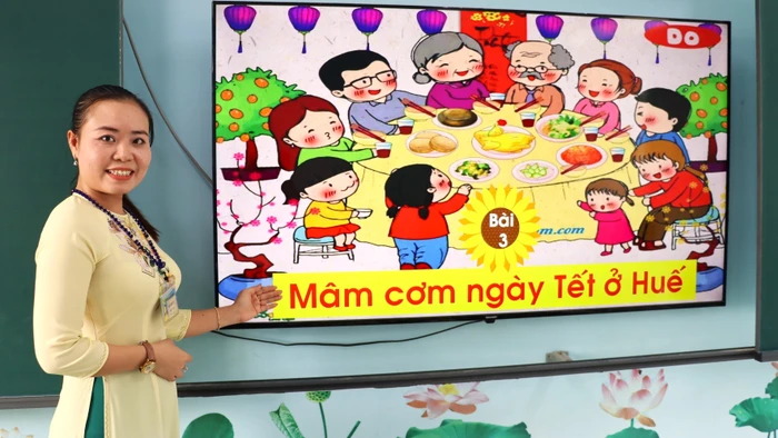 Giáo viên Trường Tiểu học Thới Bình B (xã Thới Bình, Cà Mau) đứng lớp giảng dạy về ý nghĩa mâm cơm ngày Tết. Ảnh: Quách Mến