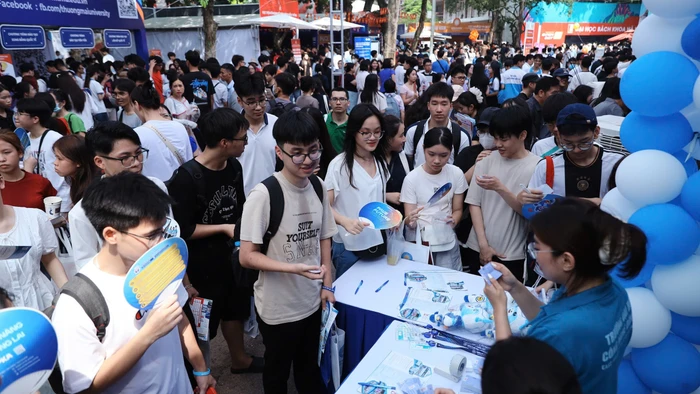 Thí sinh và phụ huynh tham gia Ngày hội lựa chọn nguyện vọng năm 2025. Ảnh: Nam Trần