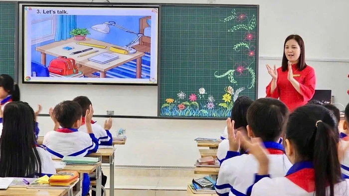 Giáo viên Trường Tiểu học Nguyễn Trãi (Tuyên Quang) ứng dụng AI trong dạy học môn Tiếng Anh. Ảnh: Đức Hạnh