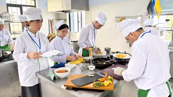 Giảng viên Trường Cao đẳng Lương thực – Thực phẩm chấm chọn sản phẩm trong cuộc thi tay nghề học sinh – sinh viên cấp trường. Ảnh: NTCC