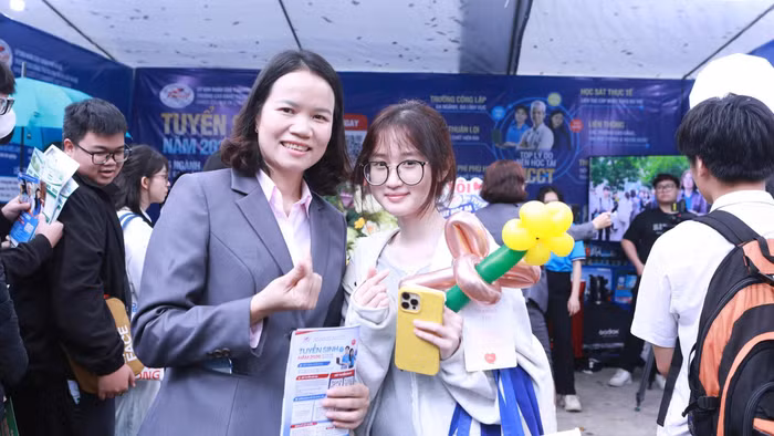 Thí sinh tìm hiểu về công tác tuyển sinh năm 2026 của Trường Cao đẳng Thương mại và Du lịch Hà Nội. Ảnh: Đình Tuệ