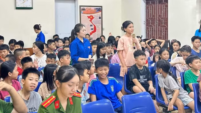 Phường Trường Vinh (Nghệ An) tổ chức truyền thông cho học sinh về kỹ năng tự bảo vệ trên môi trường mạng. Ảnh: CSCC