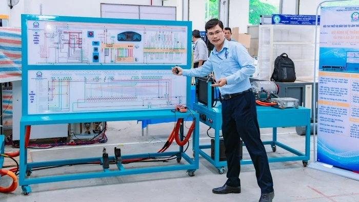 ThS Nguyễn Vĩnh Hiệp bên mô hình ô tô điện tại Hội thi “Thiết bị đào tạo tự làm TPHCM”. Ảnh: NTCC