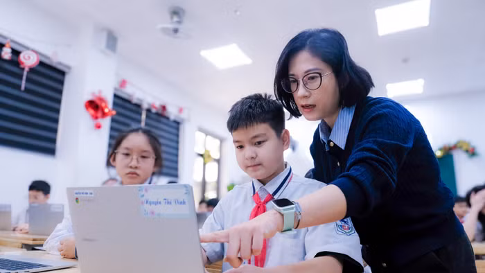 Cô và trò Trường THCS Giảng Võ (Hà Nội). Ảnh: Đăng Chung